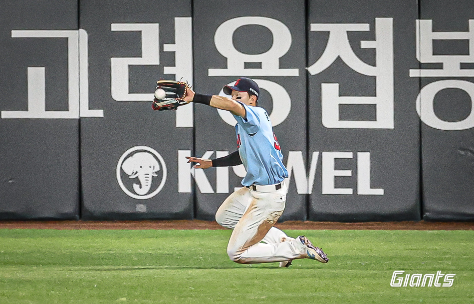 롯데 외야수 윤동희는 18일 사직구장에서 열린 '2024 신한 SOL Bank KBO 리그' LG와 팀 간 15차전 맞대결에서 7번타자 중견수로 선발 출전했다. 8회초 치명적인 송구 실책을 저지르며 팀 패배를 지켜봐야 했다. 롯데 자이언츠