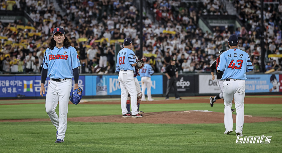 롯데 투수 김원중은 18일 사직구장에서 열린 '2024 신한 SOL Bank KBO 리그' LG와 팀 간 15차전 맞대결에서 9회초 구원 등판했다. ⅓이닝 3실점으로 흔들리며 고개 숙였다. 롯데 자이언츠