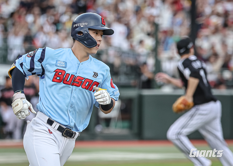 롯데 내야수 고승민은 18일 사직구장에서 열린 '2024 신한 SOL Bank KBO 리그' LG와 팀 간 15차전 맞대결에서 2번타자 2루수로 선발 출전했다. 3회말 1타점 적시타로 팀에 선취점을 안겨 공격에 활력을 불어넣었다. 롯데 자이언츠