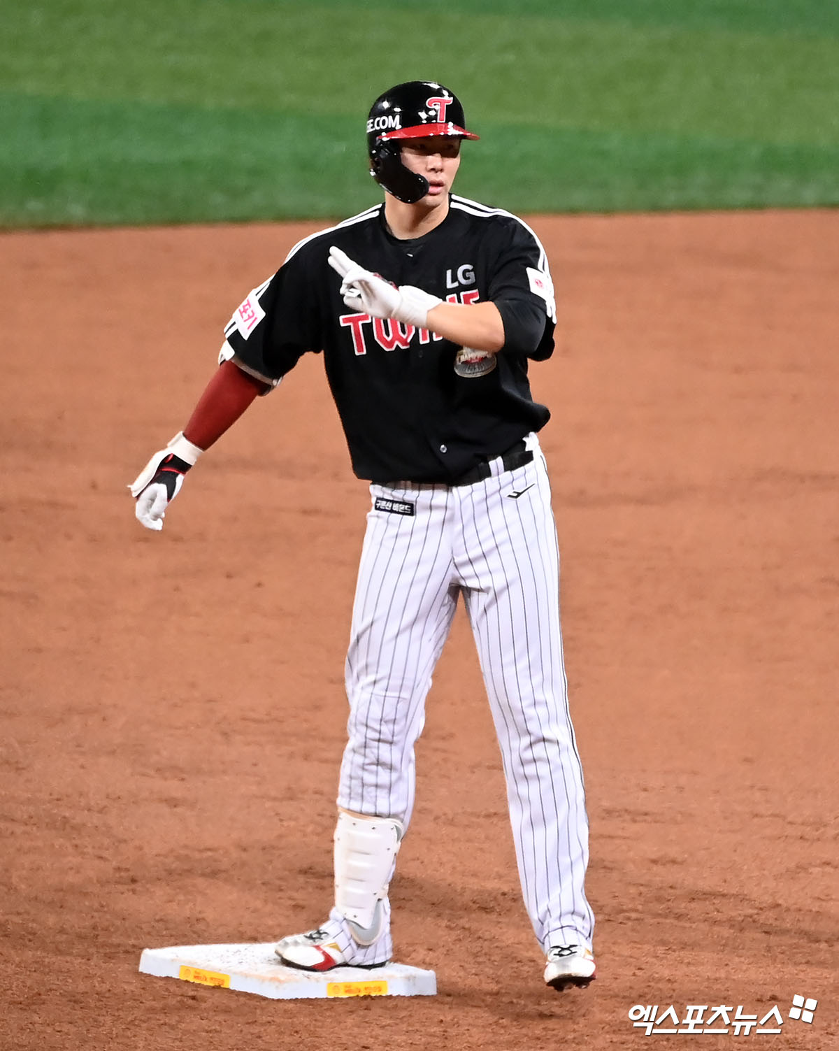 LG 외야수 홍창기는 18일 사직구장에서 열린 '2024 신한 SOL Bank KBO 리그' 롯데와 팀 간 15차전 맞대결에서 1번타자 우익수로 선발 출전했다. 9회초 결승타를 포함해 3안타로 활약하며 팀 승리에 힘을 보탰다. 엑스포츠뉴스 DB