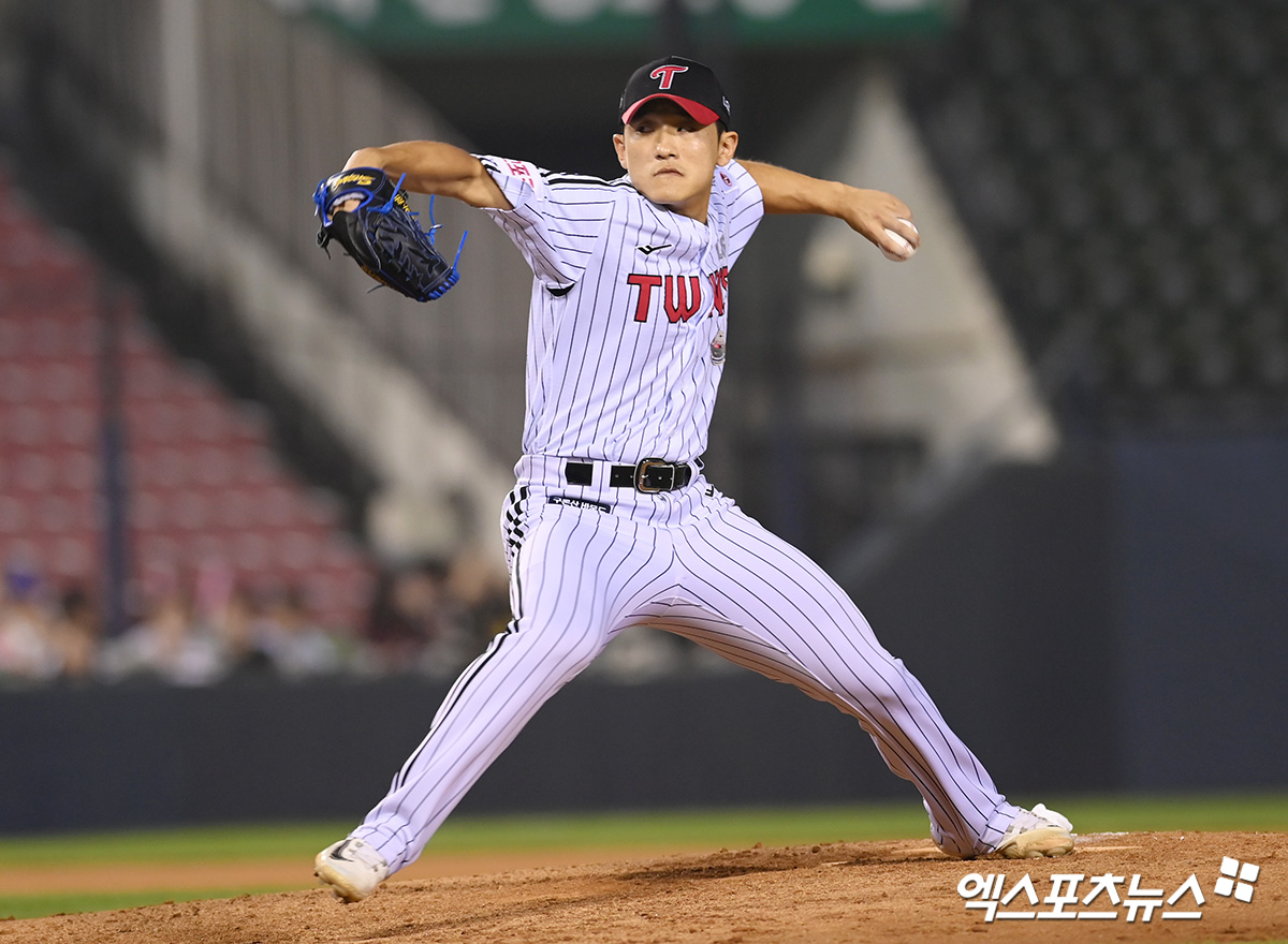 LG 투수 임준형(사진)은 19일 사직구장에서 열릴 '2024 신한 SOL Bank KBO 리그' 롯데와 팀 간 마지막 맞대결에서 선발 등판할 계획이다. 임준형은 에이스 최원태 공백을 메워야 한다. 엑스포츠뉴스 DB