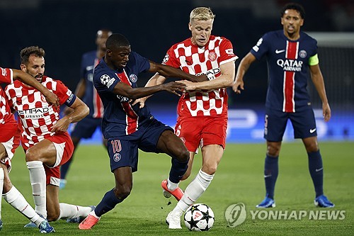 후반전 파리 생제르맹(PSG) 최고의 조커는 이강인이었다. 후반 18분경 비티냐를 대신해 교체 투입된 이강인은 좋은 활약을 펼치면서 PSG의 공격에 힘을 더했다. 경기 내내 답답한 흐름을 이어가던 PSG는 막바지에 나온 상대 골키퍼의 치명적인 실수로 홈에서 1-0 신승을 거뒀다. 사진 연합뉴스