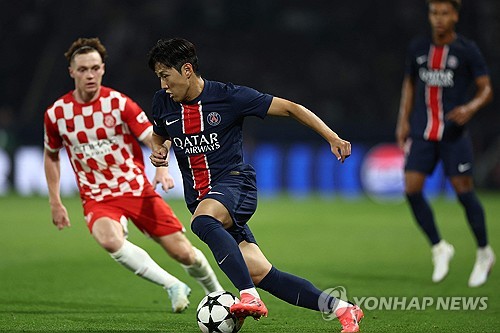 후반전 파리 생제르맹(PSG) 최고의 조커는 이강인이었다. 후반 18분경 비티냐를 대신해 교체 투입된 이강인은 좋은 활약을 펼치면서 PSG의 공격에 힘을 더했다. 경기 내내 답답한 흐름을 이어가던 PSG는 막바지에 나온 상대 골키퍼의 치명적인 실수로 홈에서 1-0 신승을 거뒀다. 사진 연합뉴스