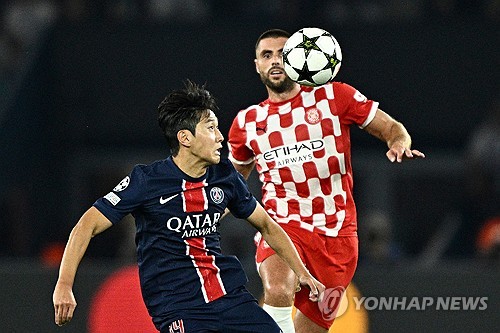 후반전 파리 생제르맹(PSG) 최고의 조커는 이강인이었다. 후반 18분경 비티냐를 대신해 교체 투입된 이강인은 좋은 활약을 펼치면서 PSG의 공격에 힘을 더했다. 경기 내내 답답한 흐름을 이어가던 PSG는 막바지에 나온 상대 골키퍼의 치명적인 실수로 홈에서 1-0 신승을 거뒀다. 사진 연합뉴스