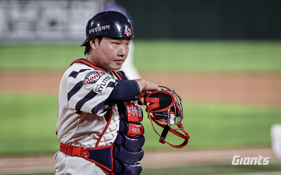 롯데 포수 정보근은 18일 사직구장에서 열린 '2024 신한 SOL Bank KBO 리그' LG와 팀 간 15차전 맞대결에서 9번타자 포수로 선발 출전했다. 8회초 치명적인 송구 실책을 저지르며 팀 패배를 지켜봐야 했다. 롯데 자이언츠