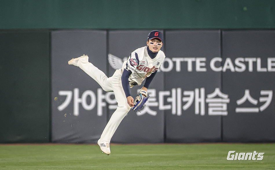 롯데 외야수 윤동희는 18일 사직구장에서 열린 '2024 신한 SOL Bank KBO 리그' LG와 팀 간 15차전 맞대결에서 7번타자 중견수로 선발 출전했다. 8회초 치명적인 송구 실책을 저지르며 팀 패배를 지켜봐야 했다. 롯데 자이언츠