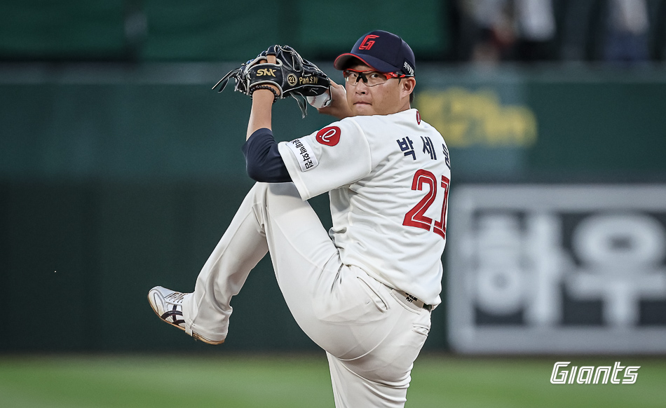 롯데 투수 박세웅은 19일 사직구장에서 열릴 '2024 신한 SOL Bank KBO 리그' LG와 팀 간 마지막 맞대결에서 선발 등판할 예정이다. 팀의 위닝시리즈가 박세웅의 어깨에 달렸다. 롯데 자이언츠