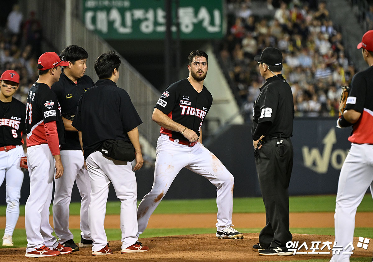 KIA 타이거즈 외국인 투수 에릭 스타우트가 9월 19일 잠실 두산 베어스전에서 2회 말 투구 도중 갑작스러운 왼쪽 허벅지 통증으로 자진 강판됐다. 잠실, 김한준 기자