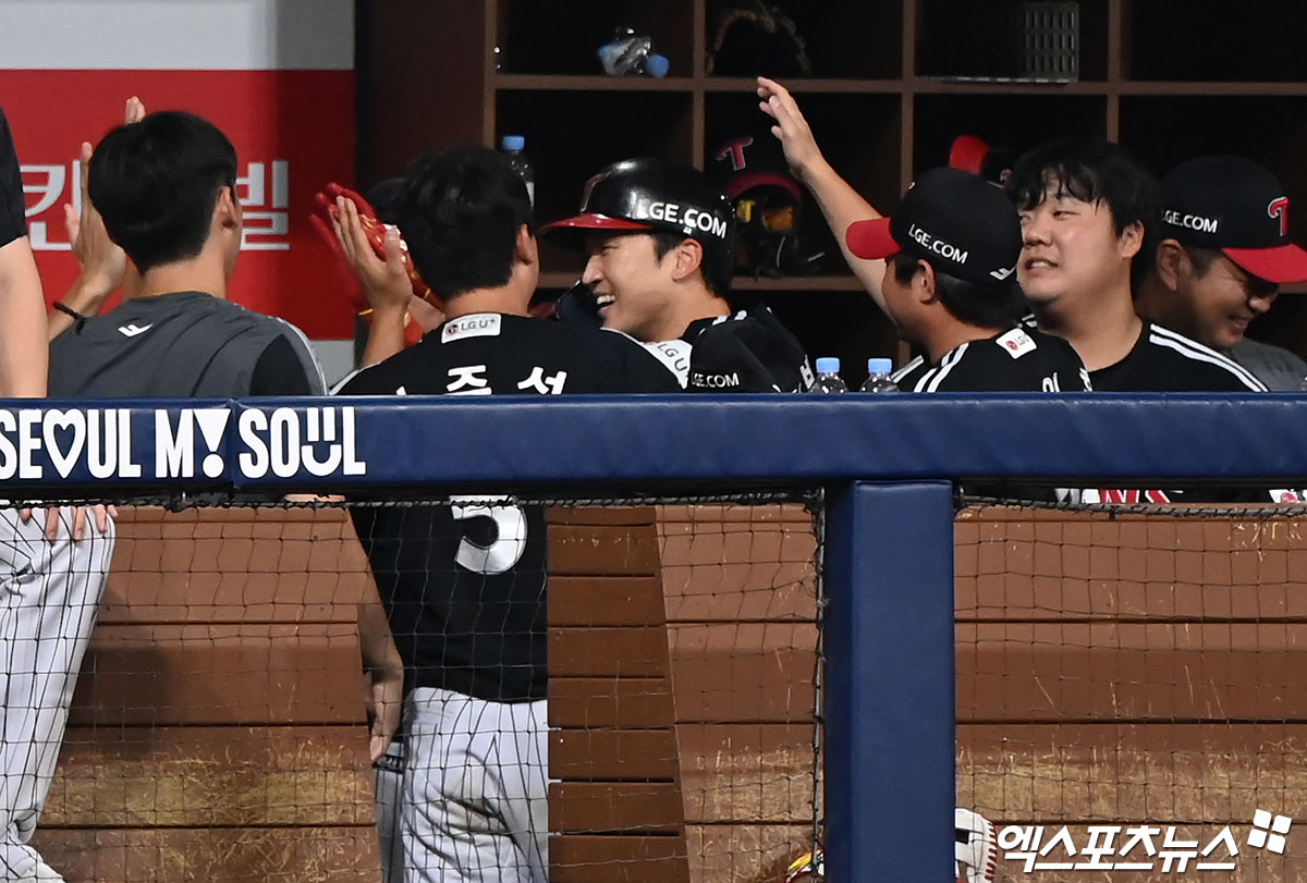 LG 외야수 박해민(가운데)은 19일 사직구장에서 열린 '2024 신한 SOL Bank KBO 리그' 롯데와 팀 간 마지막 맞대결에서 8번타자 중견수로 선발 출전했다. 2회초 솔로 홈런을 쳐 공격에 활력을 불어넣었다. 엑스포츠뉴스 DB