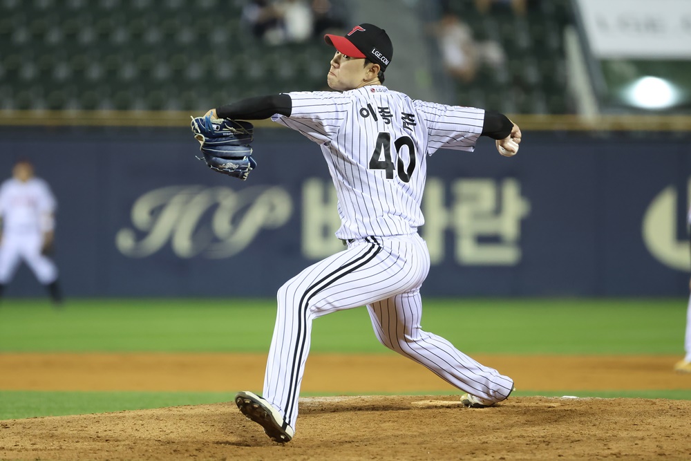 LG 트윈스 투수 이종준은 19일 사직구장에서 열린 '2024 신한 SOL Bank KBO 리그' 롯데와 팀 간 마지막 맞대결에서 구원 등판했다. 1이닝 무실점으로 호투. 생애 첫 홀드를 기록해 잊지 못할 하루를 보냈다. LG 트윈스