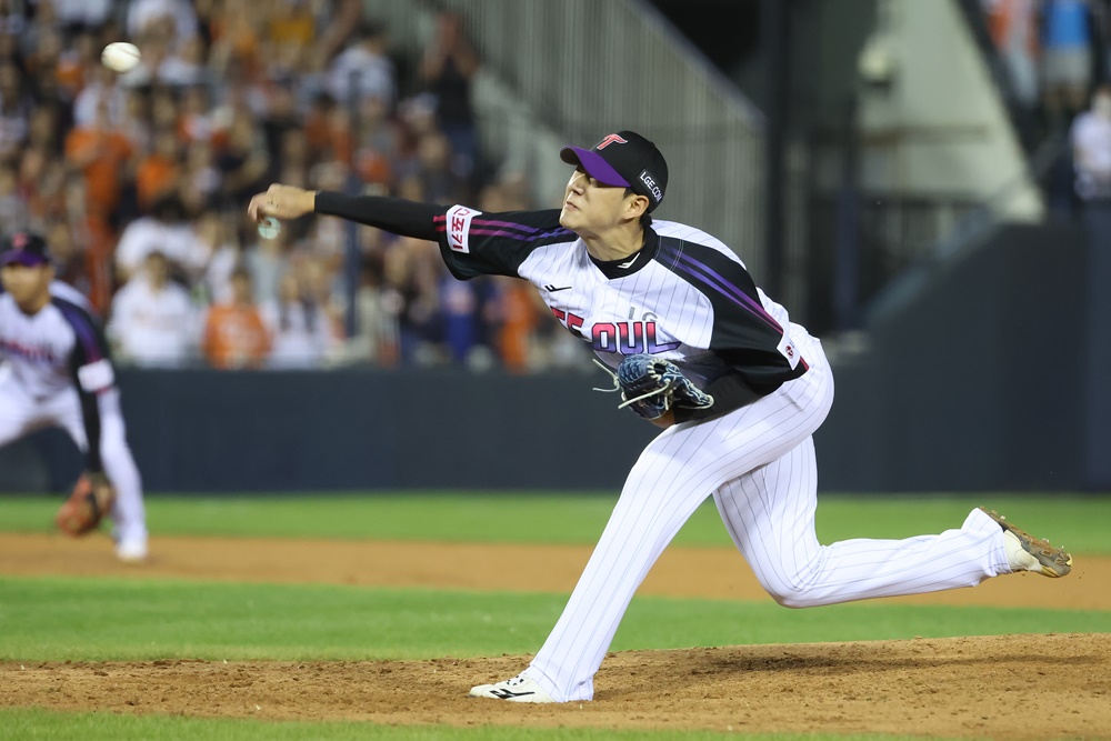 LG 트윈스 투수 이종준은 19일 사직구장에서 열린 '2024 신한 SOL Bank KBO 리그' 롯데와 팀 간 마지막 맞대결에서 구원 등판했다. 1이닝 무실점으로 호투. 생애 첫 홀드를 기록해 잊지 못할 하루를 보냈다. LG 트윈스