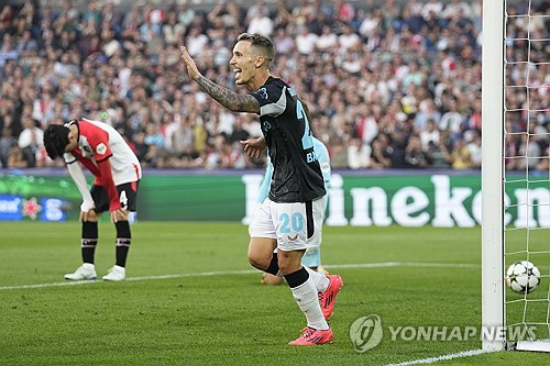 유럽축구연맹(UEFA) 챔피언스리그에서 바이엘 레버쿠젠(독일)을 상대로 페예노르트 데뷔전을 치른 황인범이 0-4 참패에도 불구하고 팀 내 평점 1위를 기록했다. 페예노르트는 20일(한국시간) 네덜란드 로테르담에 위치한 페예노르트 스타디움에서 레버쿠젠에 4골 차 대패를 당했다. 중앙 미드필더로 선발 출전한 황인범은 풀타임 활약했다. 연합뉴스