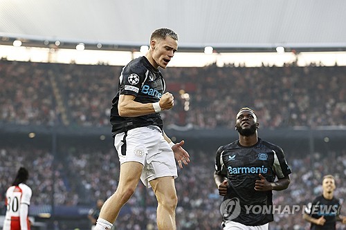 유럽축구연맹(UEFA) 챔피언스리그에서 바이엘 레버쿠젠(독일)을 상대로 페예노르트 데뷔전을 치른 황인범이 0-4 참패에도 불구하고 팀 내 평점 1위를 기록했다. 페예노르트는 20일(한국시간) 네덜란드 로테르담에 위치한 페예노르트 스타디움에서 레버쿠젠에 4골 차 대패를 당했다. 중앙 미드필더로 선발 출전한 황인범은 풀타임 활약했다. 연합뉴스