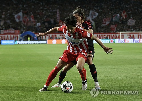 국가대표 풀백 설영우가 유럽축구연맹(UEFA) 챔피언스리그 본선 데뷔전서 세계적 공격수 앙헬 디마리아를 상대로 무난한 활약을 펼치며 팀 내 최고 평점을 받았다. 설영우가 뛰는 츠르베나 즈베즈다(세르비아)는 20일(한국시간) 세르비아 베오그라드에 위치한 라이코 미티치 스타디움에서 열린 벤피카(포르투갈)와의 2024-2025시즌 UEFA 챔피언스리그 1라운드에서 1-2로 아쉽게 졌다. 연합뉴스