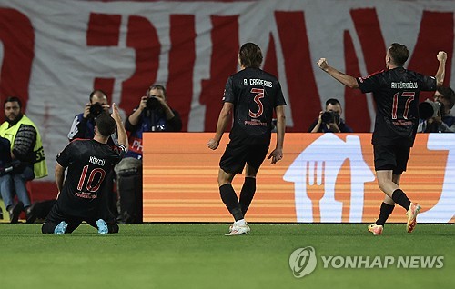 국가대표 풀백 설영우가 유럽축구연맹(UEFA) 챔피언스리그 본선 데뷔전서 세계적 공격수 앙헬 디마리아를 상대로 무난한 활약을 펼치며 팀 내 최고 평점을 받았다. 설영우가 뛰는 츠르베나 즈베즈다(세르비아)는 20일(한국시간) 세르비아 베오그라드에 위치한 라이코 미티치 스타디움에서 열린 벤피카(포르투갈)와의 2024-2025시즌 UEFA 챔피언스리그 1라운드에서 1-2로 아쉽게 졌다. 연합뉴스