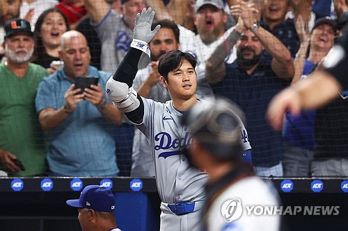 오타니 쇼헤이가 20일 미국 플로리다주 마이애미 론디포 파크에서 열린 LA 다저스의 마이애미 말린스 MLB 원정 경기에서 50홈런-50도루 클럽을 MLB 사상 최초로 달성했다. 이날 경기에 앞서 오타니는 48홈런과 49도루를 기록하고 있던 오타니는 1~2회 연속 도루를 성공하면서 시즌 50도루를 넘어 51도루까지 일궈냈다. 이후 6회와 7회 연속으로 2점 홈런을 때리면서 50홈런을 찍었다. 연합뉴스