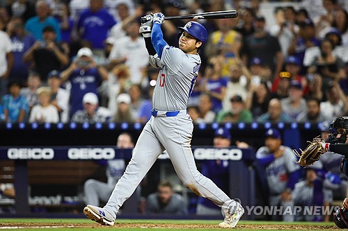 오타니 쇼헤이가 20일 미국 플로리다주 마이애미 론디포 파크에서 열린 LA 다저스의 마이애미 말린스 MLB 원정 경기에서 50홈런-50도루 클럽을 MLB 사상 최초로 달성했다. 이날 경기에 앞서 오타니는 48홈런과 49도루를 기록하고 있던 오타니는 1~2회 연속 도루를 성공하면서 시즌 50도루를 넘어 51도루까지 일궈냈다. 이후 6회와 7회 연속으로 2점 홈런을 때리면서 50홈런을 찍었다. 연합뉴스