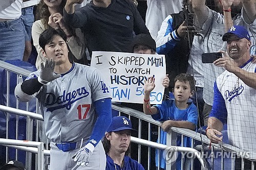 오타니 쇼헤이가 20일 미국 플로리다주 마이애미 론디포 파크에서 열린 LA 다저스의 마이애미 말린스 MLB 원정 경기에서 50홈런-50도루 클럽을 MLB 사상 최초로 달성했다. 이날 경기에 앞서 오타니는 48홈런과 49도루를 기록하고 있던 오타니는 1~2회 연속 도루를 성공하면서 시즌 50도루를 넘어 51도루까지 일궈냈다. 이후 6회와 7회 연속으로 2점 홈런을 때리면서 50홈런을 찍었다. 연합뉴스