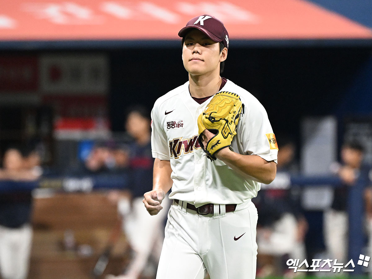 30일 오후 서울 구로구 고척스카이돔에서 열린 '2024 신한 SOL Bank KBO리그' 롯데 자이언츠와 키움 히어로즈의 경기, 6회초 1사 1,2루 키움 선발투수 김윤하가 마운드를 내려오고 있다. 엑스포츠뉴스 DB