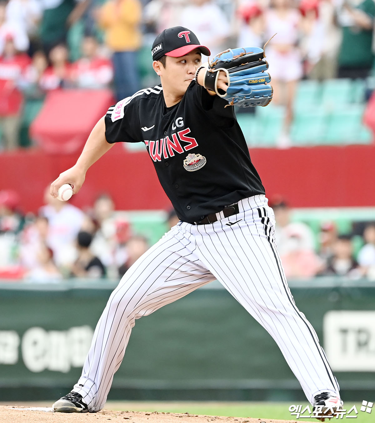 LG 투수 최원태는 19일 사직구장에서 열린 '2024 신한 SOL Bank KBO 리그' 롯데와 팀 간 마지막 맞대결에서 구원 등판했다. 이석증 탓에 선발 등판은 불발됐지만, 불펜 투수로 나서 5⅓이닝 4실점을 기록해 시즌 9승(6패)을 챙겼다. 엑스포츠뉴스 DB