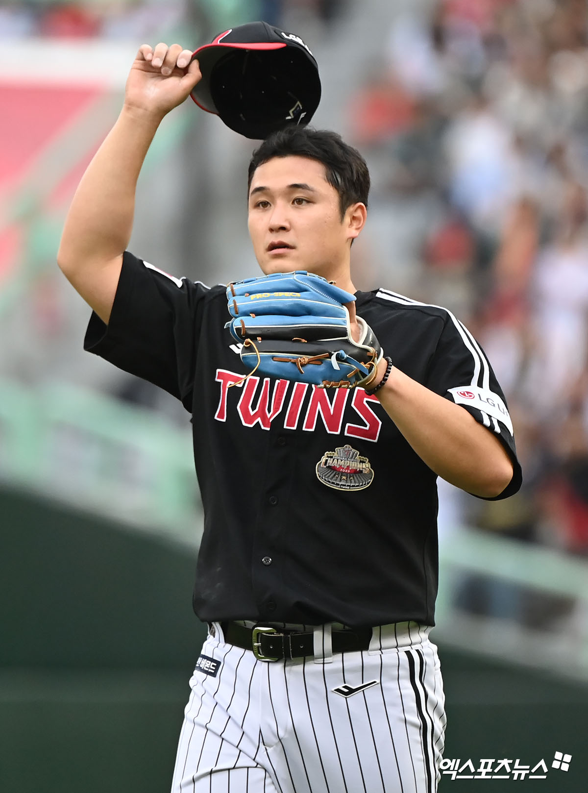 LG 투수 최원태는 19일 사직구장에서 열린 '2024 신한 SOL Bank KBO 리그' 롯데와 팀 간 마지막 맞대결에서 구원 등판했다. 이석증 탓에 선발 등판은 불발됐지만, 불펜 투수로 나서 5⅓이닝 4실점을 기록해 시즌 9승(6패)을 챙겼다. 엑스포츠뉴스 DB