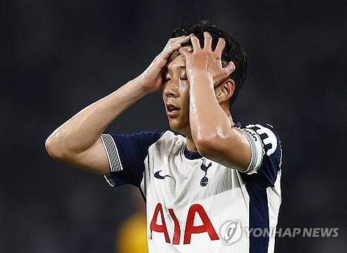 위르겐 클린스만 전 대한민국 축구대표팀 감독이 현역 시절 자신이 몸담았던 토트넘 홋스퍼의 경기를 돌아보면서 세트피스 실점 원인이 선수들에게 있다고 분석했다. 현재 글로벌 스포츠 매체 'ESPN'의 분석 패널로 활동하고 있는 클린스만은 지난 19일(한국시간) 열린 코벤트리 시티와 토트넘의 경기를 분석한 이후 토트넘 선수들이 세트피스 수비 상황에서 세트피스를 대하는 태도에 문제가 있다고 지적했다. 사진 연합뉴스