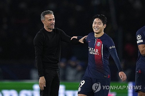 파리 생제르맹(PSG)은 오는 22일(한국시간) 오전 4시 프랑스 랭스의 스타드 오귀스트 드로네에서 스타드 드 랭스와 2024-25시즌 프랑스 리그1 5라운드 원정 경기를 치른다. 경기를 앞두고 루이스 엔리케 감독은 이강인을 최근 선발로 내세우지 않은 이유를 설명하면서 이강인에게 칭찬을 아끼지 않았다. 연합뉴스