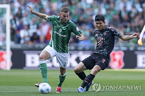 분데스리가 사무국은 24일(한국시간) 연맹 공식 홈페이지와 사회관계망서비스(SNS)를 통해 2024-25시즌 독일 분데스리가 4라운드 이주의 팀을 소개했다. 이주의 팀엔 김민재를 포함해 바이에른 뮌헨 선수 5명이 이름을 올렸다. 김민재는 지난 베르더 브레멘과의 분데스리가 4라운드 원정 경기에서 90분 풀타임을 소화하는 동안 슈팅을 1개도 허용하지 않으면서 올시즌 처음으로 분데스리가 이주의 팀에 이름을 올렸다. 연합뉴스