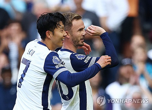 경기 최우수선수(Man Of The Match)는 손흥민의 차지였다. 최근 자신의 실력과 리더십을 의심하는 허무맹랑한 비난과 싸워야 했던 손흥민은 뛰어난 경기력과 2도움이라는 스탯으로 답했다. 브렌트퍼드와의 경기에서 멀티 도움을 기록한 손흥민은 경기 후 프리미어리그 사무국이 진행한 팬 투표에서 1만 6617명이 참여한 가운데 52.9%의 지지를 받아 압도적인 수치를 기록하면서 MOTM으로 선정됐다. 사진 연합뉴스