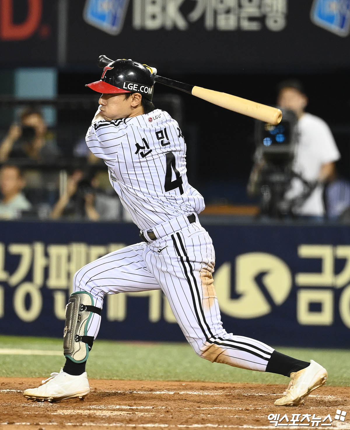 LG 내야수 신민재는 22일 잠실구장에서 열릴 '2024 신한 SOL Bank KBO 리그' 두산과 팀 간 마지막 맞대결에서 2번타자 2루수로 선발 출전한다. 신민재는 발라조빅와 상대 전적에서 3타수 3안타를 기록 중이다. 엑스포츠뉴스 DB