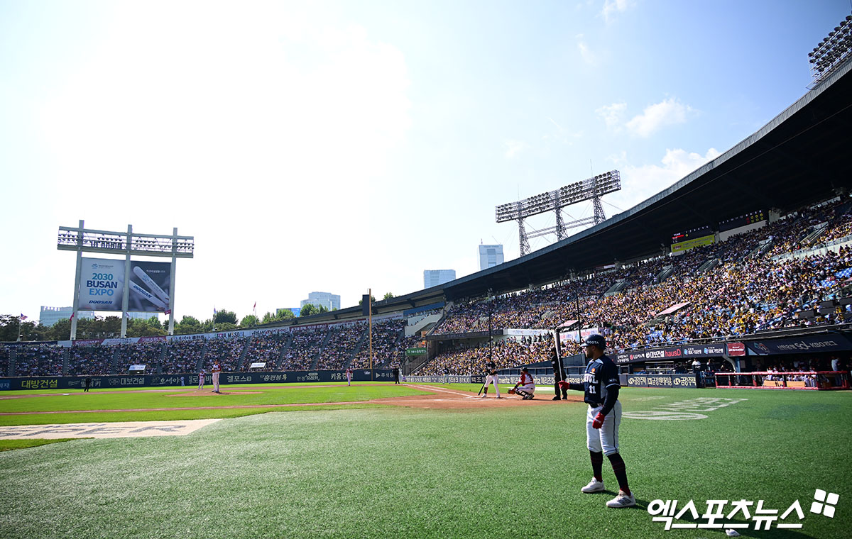 LG는 22일 잠실구장에서 '2024 신한 SOL Bank KBO 리그' 두산과 팀 간 마지막 맞대결에서 시즌 24번째 만원 관중을 기록했다. 엑스포츠뉴스 DB