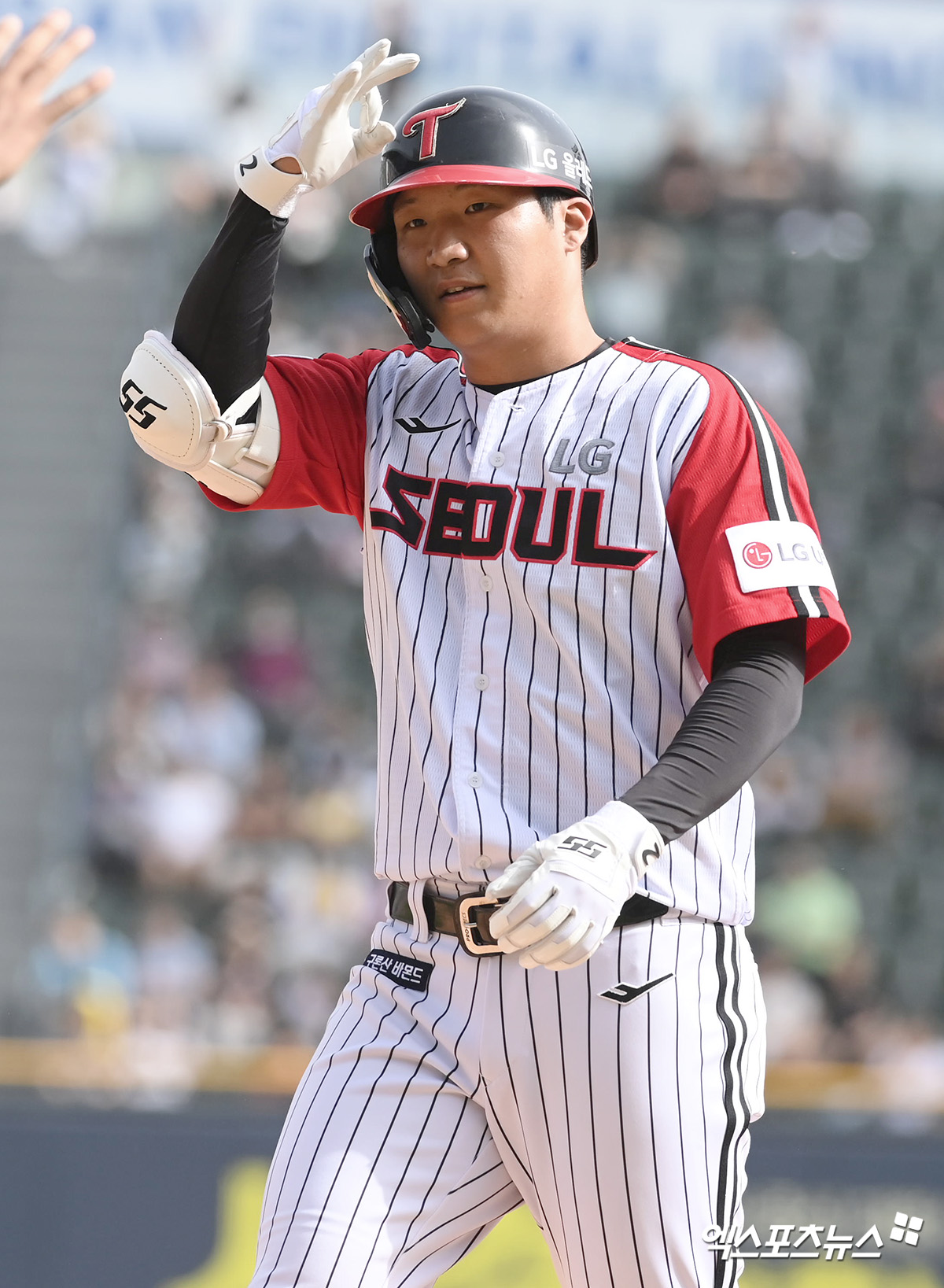 LG 내야수 문보경은 22일 잠실구장에서 열린 '2024 신한 SOL Bank KBO 리그' 두산과 팀 간 마지막 맞대결에서 4번타자 3루수로 선발 출전했다. 1회말 3점 홈런으로 데뷔 4년 만에 처음으로 20홈런 고지를 밟았다. 엑스포츠뉴스 DB