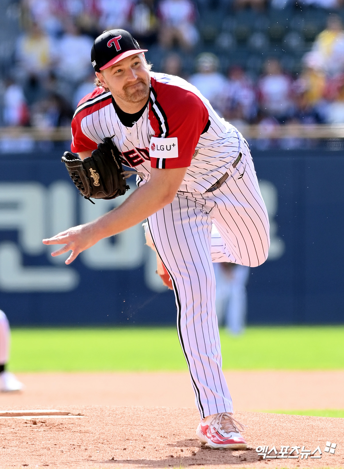 LG 투수 엔스는 22일 잠실구장에서 열린 '2024 신한 SOL Bank KBO 리그' 두산과 팀 간 마지막 맞대결에서 선발 등판했다. 흔들렸지만, 상대 타선을 잘 막아내 6이닝 5실점(4자책점)으로 시즌 13승(6패)을 챙겼다. 잠실, 고아라 기자