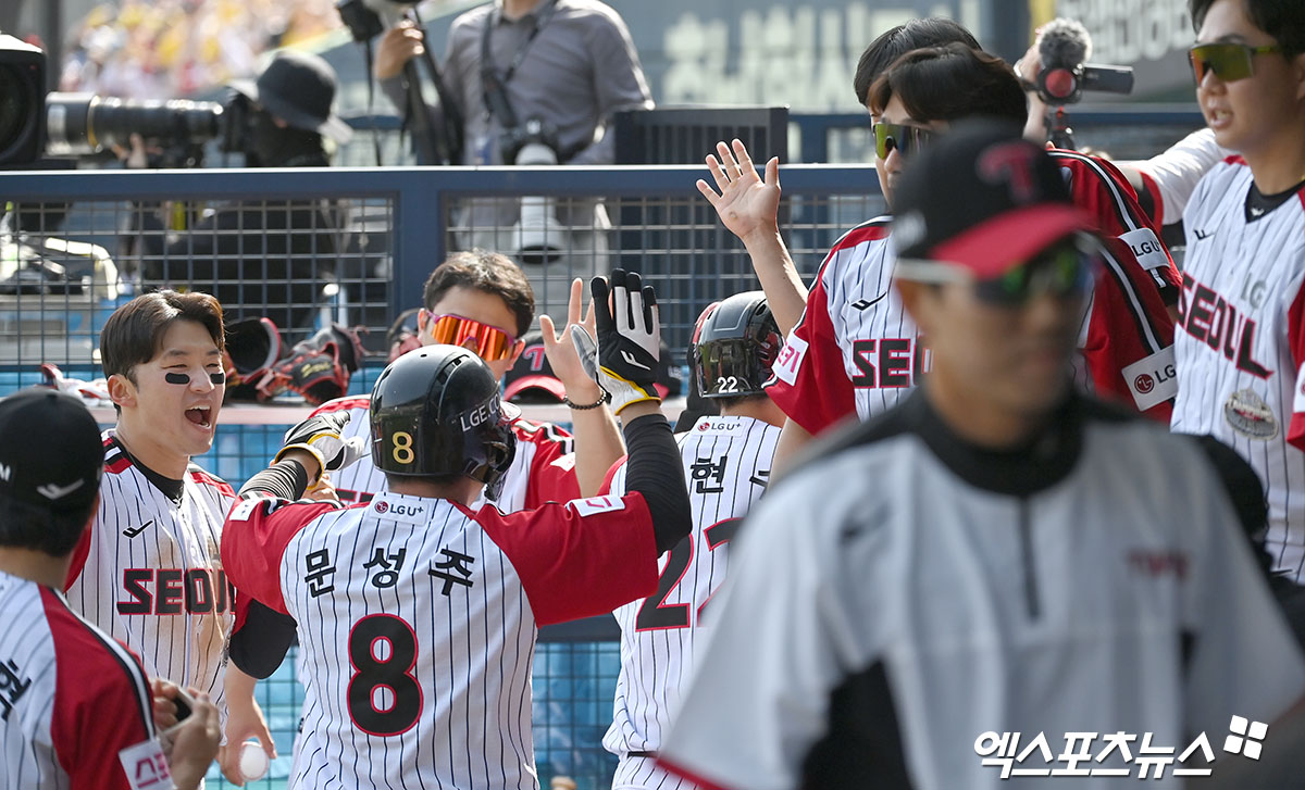 LG는 22일 잠실구장에서 열린 '2024 신한 SOL Bank KBO 리그' 두산과 팀 간 마지막 맞대결에서 9-5로 승리했다. 리그 3위 LG는 리그 4위 두산과 경기 차를 '3'으로 벌리며 3위를 지켰다. 엑스포츠뉴스 DB