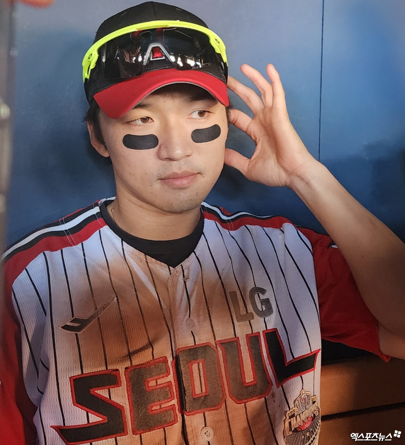 LG 외야수 박해민은 22일 잠실구장에서 열린 '2024 신한 SOL Bank KBO 리그' 두산과 팀 간 마지막 맞대결에서 9번타자 중견수로 선발 출전했다. 3회말 그라운드 홈런에 이어 4회초 환상적인 다이빙 캐치를 선보여 팀 승리에 힘을 보탰다. 잠실, 박정현 기자