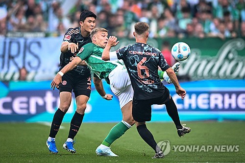 독일 축구 매체 빌트가 22일(한국시간) 베르더 브레멘과의 경기에서 맹활약한 김민재에게 팀에서 가장 낮으 평점 3을 줬다. 김민재는 21일 독일 브레멘에 있는 베저슈타디온에서 열린 브레멘과의 2024-2025시즌 분데스리가 4라운드 원정 경기에 중앙 수비수로 선발 출전했다. 다요 우파메카노와 중앙 수비수로 나선 김민재는 무결점 수비를 펼치며 팀의 5-0 대승을 이끌었다. 연합뉴스