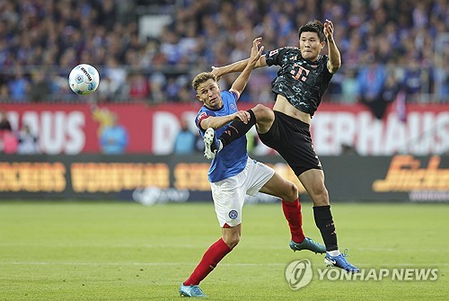 독일 축구 매체 빌트가 22일(한국시간) 베르더 브레멘과의 경기에서 맹활약한 김민재에게 팀에서 가장 낮으 평점 3을 줬다. 김민재는 21일 독일 브레멘에 있는 베저슈타디온에서 열린 브레멘과의 2024-2025시즌 분데스리가 4라운드 원정 경기에 중앙 수비수로 선발 출전했다. 다요 우파메카노와 중앙 수비수로 나선 김민재는 무결점 수비를 펼치며 팀의 5-0 대승을 이끌었다. 연합뉴스