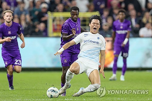 헹크가 23일(한국시간) 벨기에 헹크에 있는 세게카 아레나에서 열린 FCV 덴더르와의 2024-2025시즌 주필러리그  8가운드 홈 경기에서 4-0 대승을 거뒀다. 왼쪽 측면에서 드리블로 돌파를 시도한 오현규는 수비 한 명을 달고 중앙으로 전진했다. 수비를 제친 뒤 강력한 오른발 슈팅을 시도했고 골망을 강하게 출렁였다. 헹크 이적 후 데뷔골을 강력한 슈팅으로 터뜨리며 홈팬에게 강한 인상을 남겼다. 연합뉴스