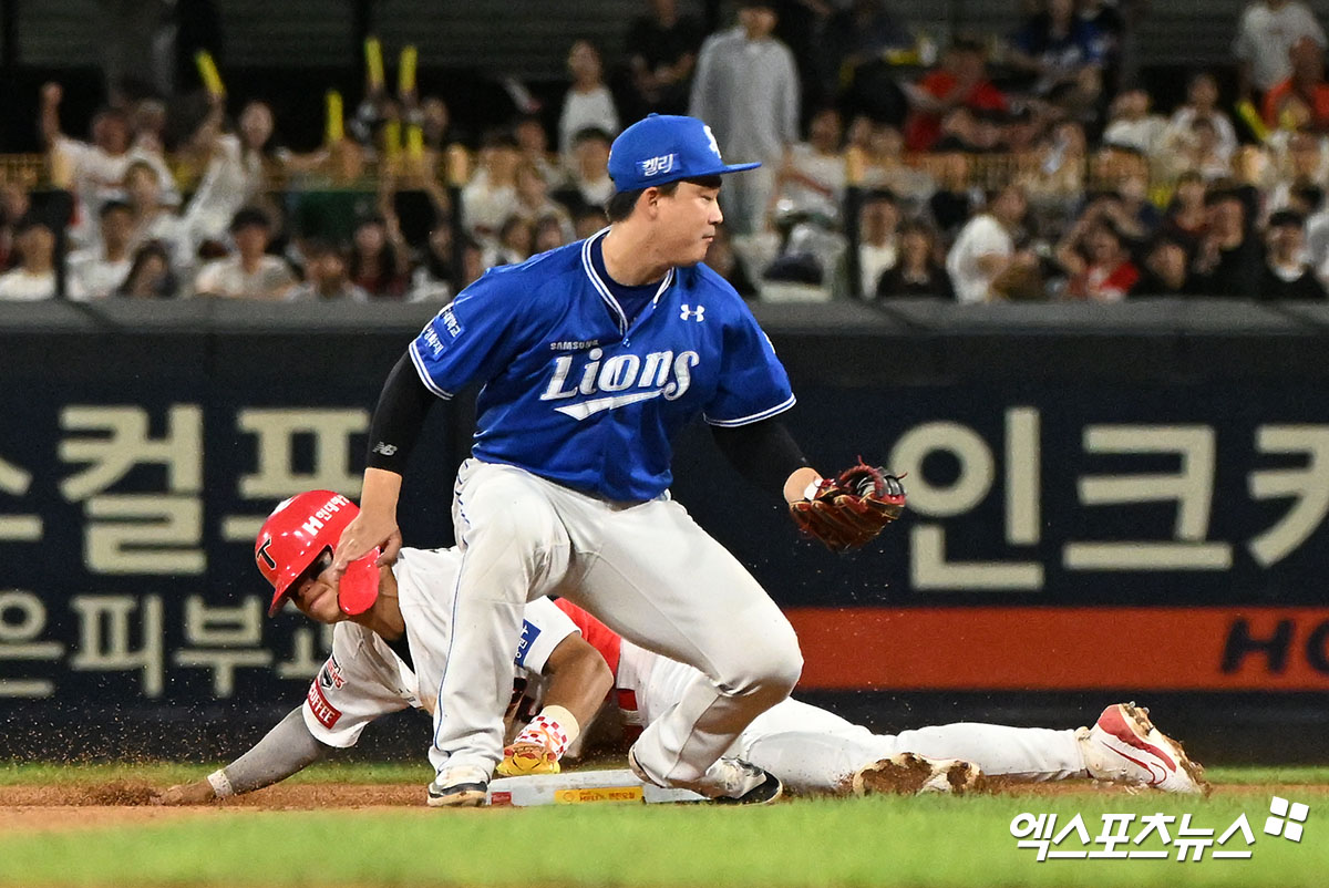 23일 오후 광주기아챔피언스필드에서 열린 '2024 신한 SOL Bank KBO리그' 삼성 라이온즈와 KIA 타이거즈의 경기, 5회말 무사 1루 KIA 김도영이 2루 도루에 성공하고 있다. 김도영은 이날 5회까지 시즌 통산 홈런 38개, 도루 40개를 기록하고 있다. 40-40에 홈런 2개를 남겨뒀다. 아울러 1회 솔로홈런으로 지난 2014년 넥센 서건창이 기록했던 단일시즌 최다득점 기록도 경신했다. 광주, 김한준 기자