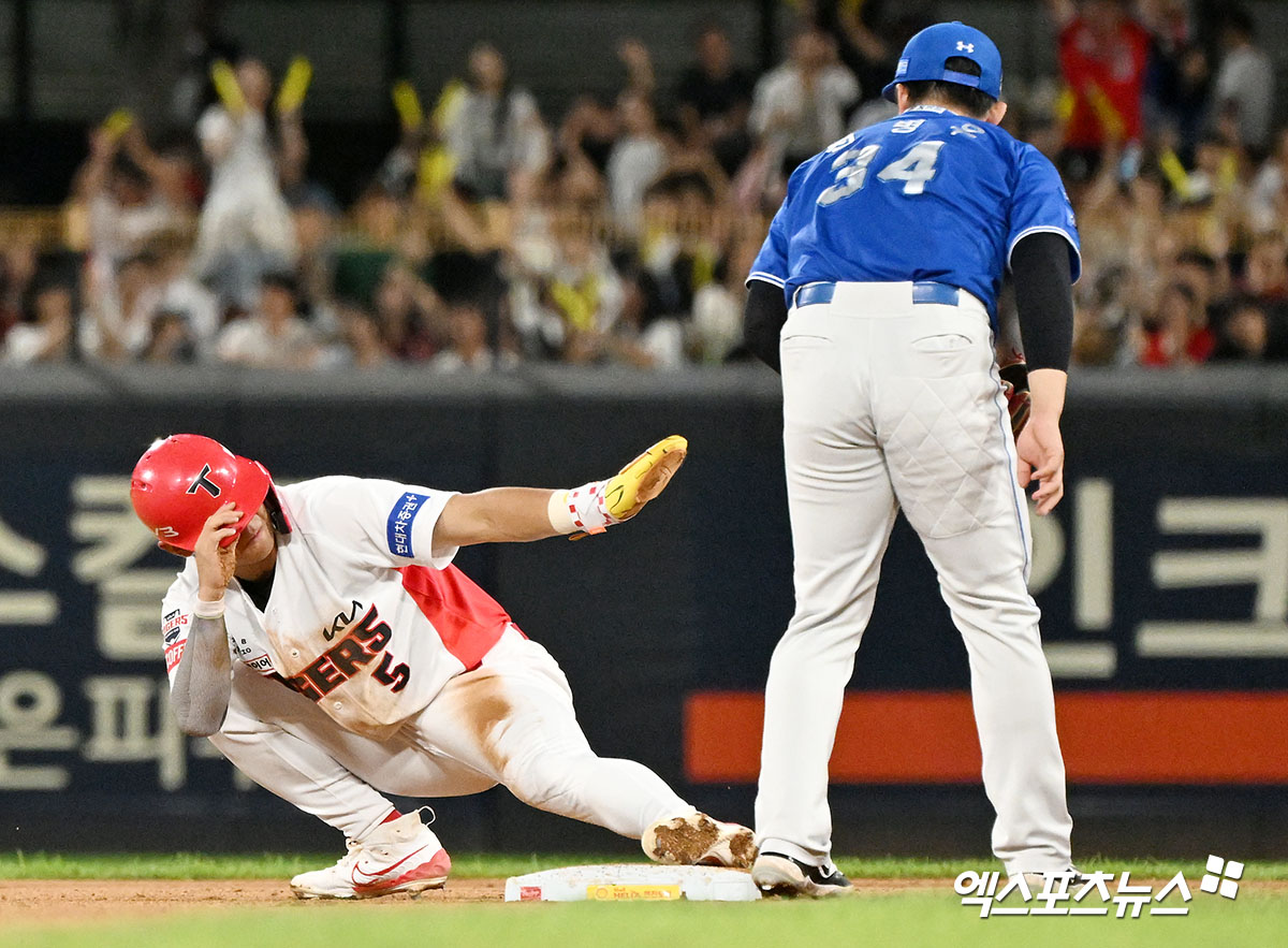 23일 오후 광주기아챔피언스필드에서 열린 '2024 신한 SOL Bank KBO리그' 삼성 라이온즈와 KIA 타이거즈의 경기, 5회말 무사 1루 KIA 김도영이 2루 도루에 성공하고 있다. 김도영은 이날 5회까지 시즌 통산 홈런 38개, 도루 40개를 기록하고 있다. 40-40에 홈런 2개를 남겨뒀다. 아울러 1회 솔로홈런으로 지난 2014년 넥센 서건창이 기록했던 단일시즌 최다득점 기록도 경신했다. 광주, 김한준 기자