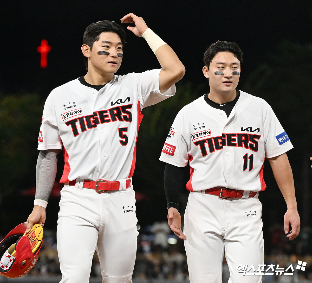 23일 오후 광주기아챔피언스필드에서 열린 '2024 신한 SOL Bank KBO리그' 삼성 라이온즈와 KIA 타이거즈의 경기, 3회말 공격을 마친 KIA 김도영과 윤도현이 더그아웃으로 향하고 있다. 광주, 김한준 기자