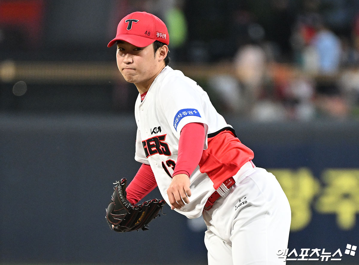 23일 오후 광주기아챔피언스필드에서 열린 '2024 신한 SOL Bank KBO리그' 삼성 라이온즈와 KIA 타이거즈의 경기, 1회초 KIA 선발투수 윤영철이 공을 힘차게 던지고 있다. 광주, 김한준 기자