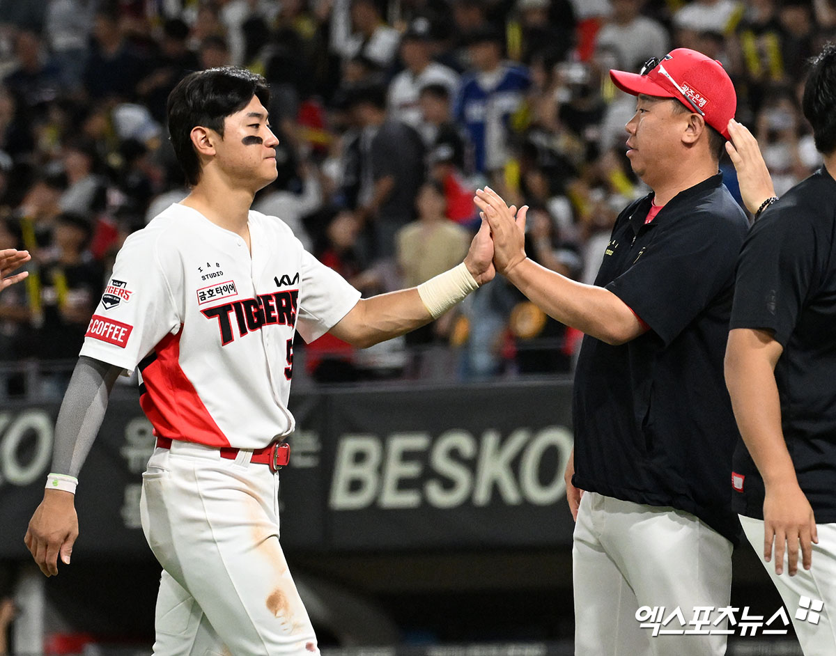 23일 오후 광주기아챔피언스필드에서 열린 '2024 신한 SOL Bank KBO리그' 삼성 라이온즈와 KIA 타이거즈의 경기, KIA가 김도영-윤도현 테이블세터의 활약에 힘입어 삼성에 5:3 승리를 거뒀다. 이날 경기에서 승리한 KIA 이범호 감독이 김도영과 하이파이브를 하고 있다. 광주, 김한준 기자