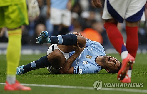 우승 경쟁 라이벌인 아스널과의 맞대결에서 경합 도중 무릎이 뒤틀려 쓰러진 핵심 미드필더 로드리가 검진 결과 전방십자인대(ACL)가 파열되는 부상을 입으면서 잔여 시즌을 소화하는 게 힘들다는 소식이 전해졌다. 비니시우스 주니오르(레알 마드리드)와 함께 발롱도르 유력 후보로 선정된 로드리는 지난 시즌 세계 최고의 미드필더로 칭송받았지만, 이번 시즌에는 더 이상 그의 플레이를 보지 못할 수도 있다. 사진 연합뉴스