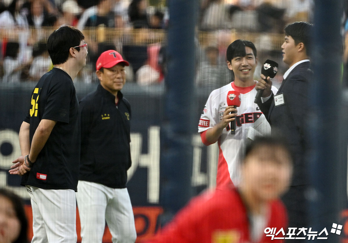 24일 오후 광주기아챔피언스필드에서 열린 '2024 신한 SOL Bank KBO리그' 삼성 라이온즈와 KIA 타이거즈의 경기, 2025 신인 김태형이 양현종 앞에서 인사를 하고 있다. 광주, 김한준 기자