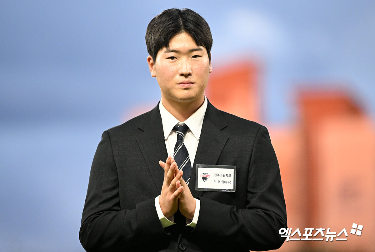 24일 오후 광주기아챔피언스필드에서 열린 '2024 신한 SOL Bank KBO리그' 삼성 라이온즈와 KIA 타이거즈의 경기, 2025년 신인 이호민이 인사말을 하고 있다. 광주, 김한준 기자