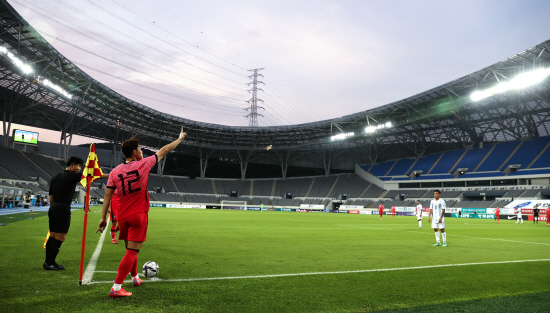 대한축구협회가 10월15일 열리는 2026 북중미 월드컵 아시아 3차예선 4차전 홈경기 이라크와의 대결을 당초 예정된 서울월드컵경기장이 아닌 용인미르스타디움에서 하기로 했다. 축구협회는 잔디 논란에 따라 서울월드컵경기장 실사를 한 뒤 이라크전을 하기 어렵다고 봤다. 연합뉴스