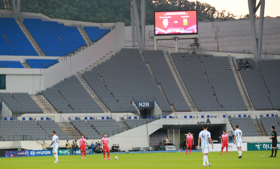 대한축구협회가 10월15일 열리는 2026 북중미 월드컵 아시아 3차예선 4차전 홈경기 이라크와의 대결을 당초 예정된 서울월드컵경기장이 아닌 용인미르스타디움에서 하기로 했다. 축구협회는 잔디 논란에 따라 서울월드컵경기장 실사를 한 뒤 이라크전을 하기 어렵다고 봤다. 연합뉴스