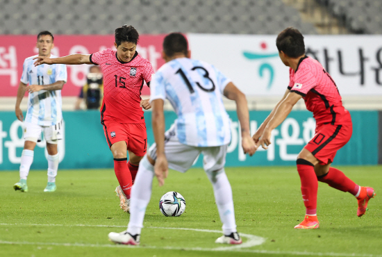 대한축구협회가 10월15일 열리는 2026 북중미 월드컵 아시아 3차예선 4차전 홈경기 이라크와의 대결을 당초 예정된 서울월드컵경기장이 아닌 용인미르스타디움에서 하기로 했다. 축구협회는 잔디 논란에 따라 서울월드컵경기장 실사를 한 뒤 이라크전을 하기 어렵다고 봤다. 연합뉴스