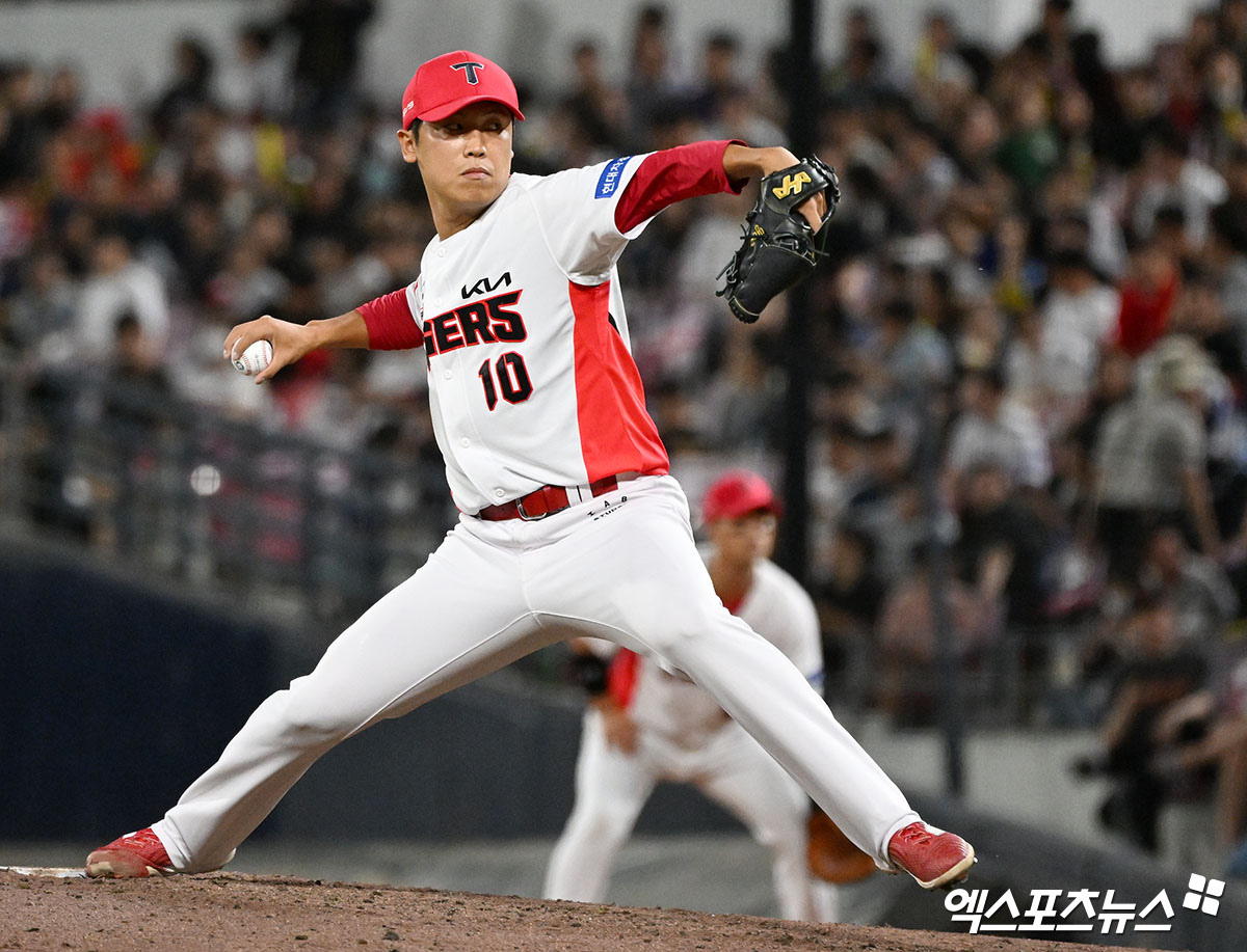 24일 오후 광주기아챔피언스필드에서 열린 '2024 신한 SOL Bank KBO리그' 삼성 라이온즈와 KIA 타이거즈의 경기, 8회초 KIA 유승철이 공을 힘차게 던지고 있다. 광주, 김한준 기자